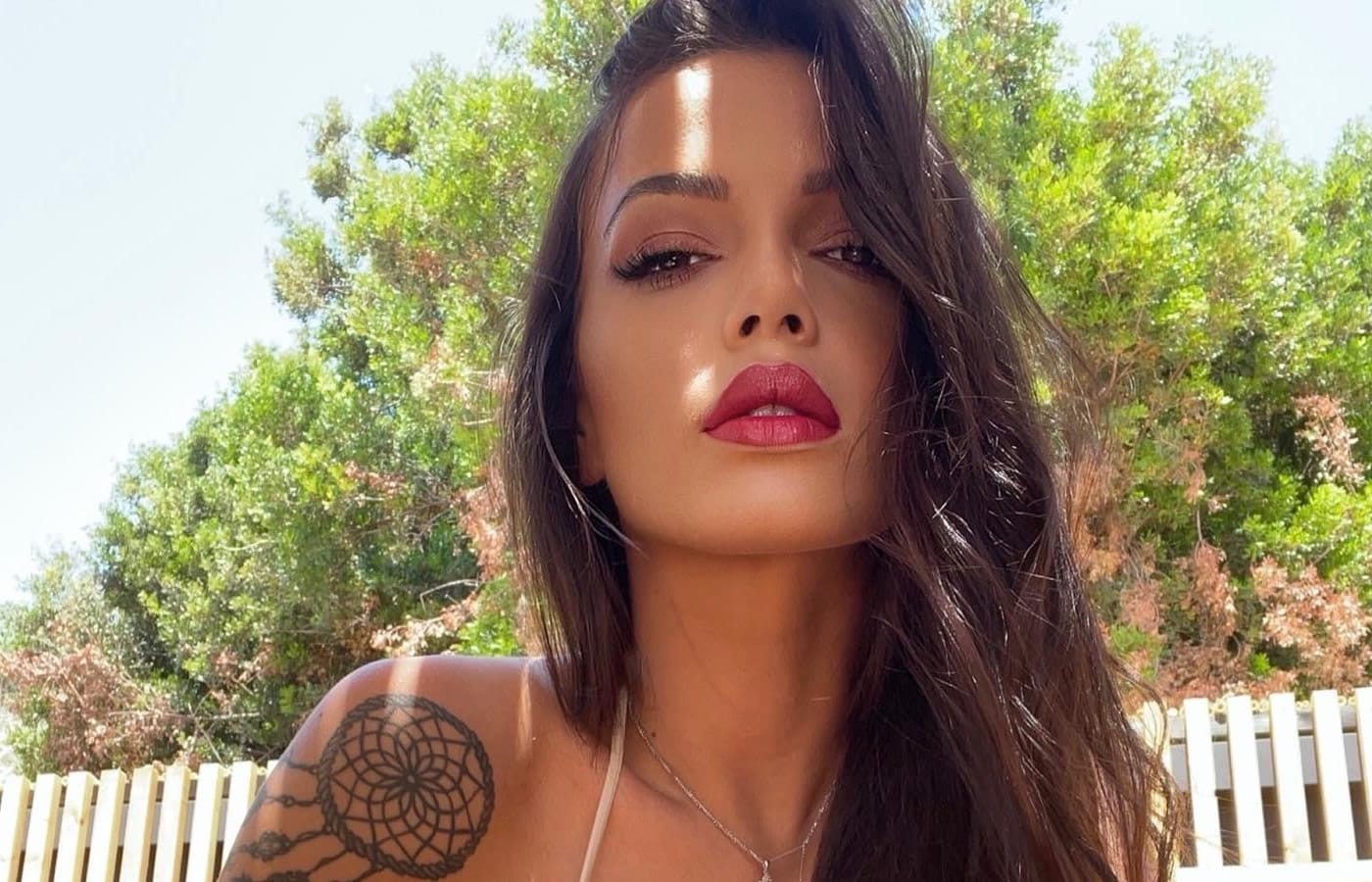 ioanna kiose i dua lipa tis elladas pozarei me magio