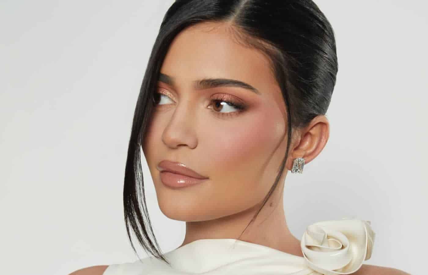 Η Kylie Jenner κάνει τα πάντα για να προκαλεί. Φτάνει στο σημείο να φοράει σκισμένα τζιν τα οποία όμως δεν δείχνει ότι και ότι, αφού όπως θα δείτε αφήνει επίτηδες ξεσκέπαστη την πίσω όψη της.