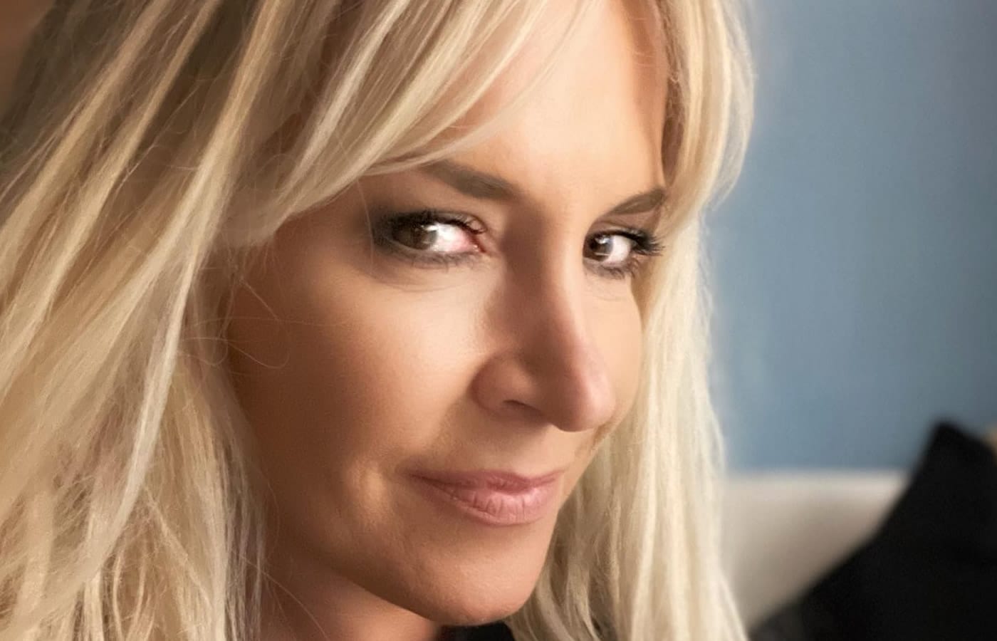 Η αγαπημένη μας Μαρία Ανδρούτσου, η ηθοποιός που ακόμα και σήμερα τόσα χρόνια μετά το τέλος της σειράς του Mega «50-50», παραμένει για όλους η «Ξανθίππη», μας εντυπωσιάζει ευχάριστα!