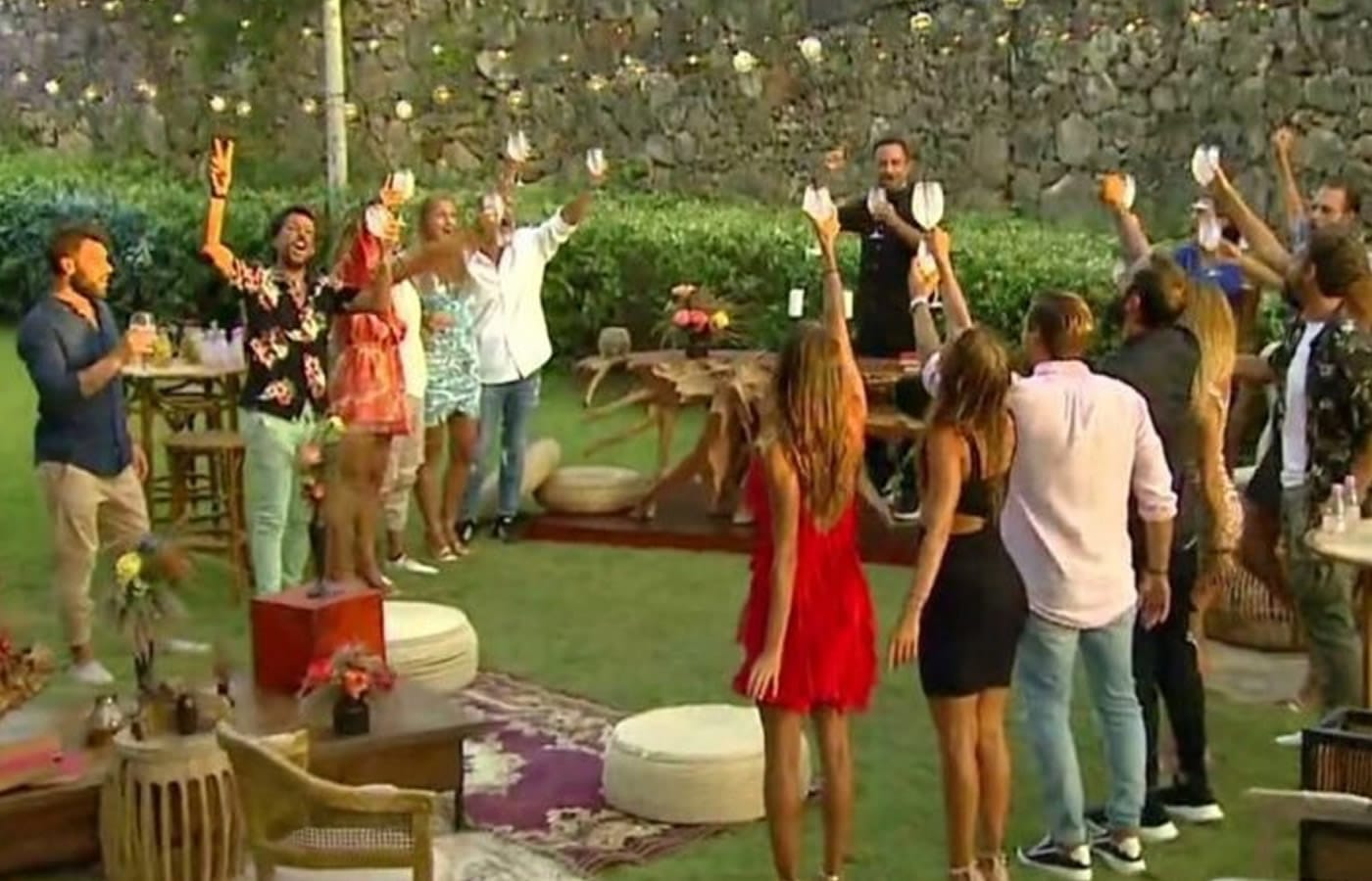Σύντομα όπως μαθαίνουμε απο το νέο Survivor spoiler που μάθαμε θα έχουμε την ένωση την ομάδων και ήδη η παραγωγή μετά απο εντολή του Ατζούν ετοιμάζει κάτι καλό αλλά...