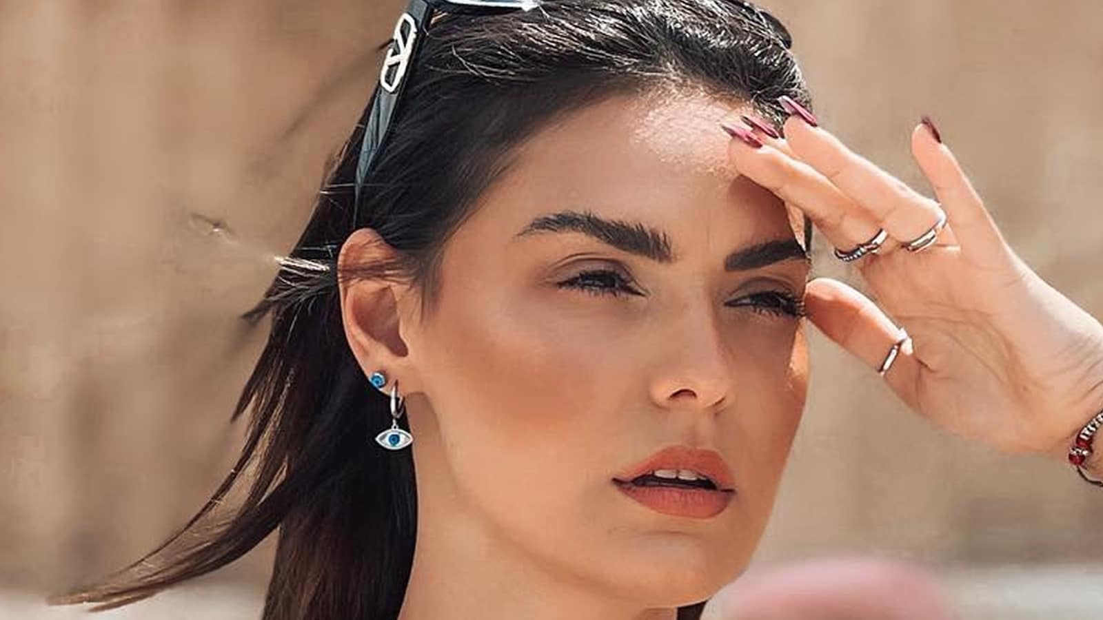 Βρισηίδα Ανδριώτου, influencer, Survivor, Instagram, Ακρόπολη, τζιν φούστα, τζιν τοπ, ντεκολτέ, προκλητικό, εντυπωσιακό