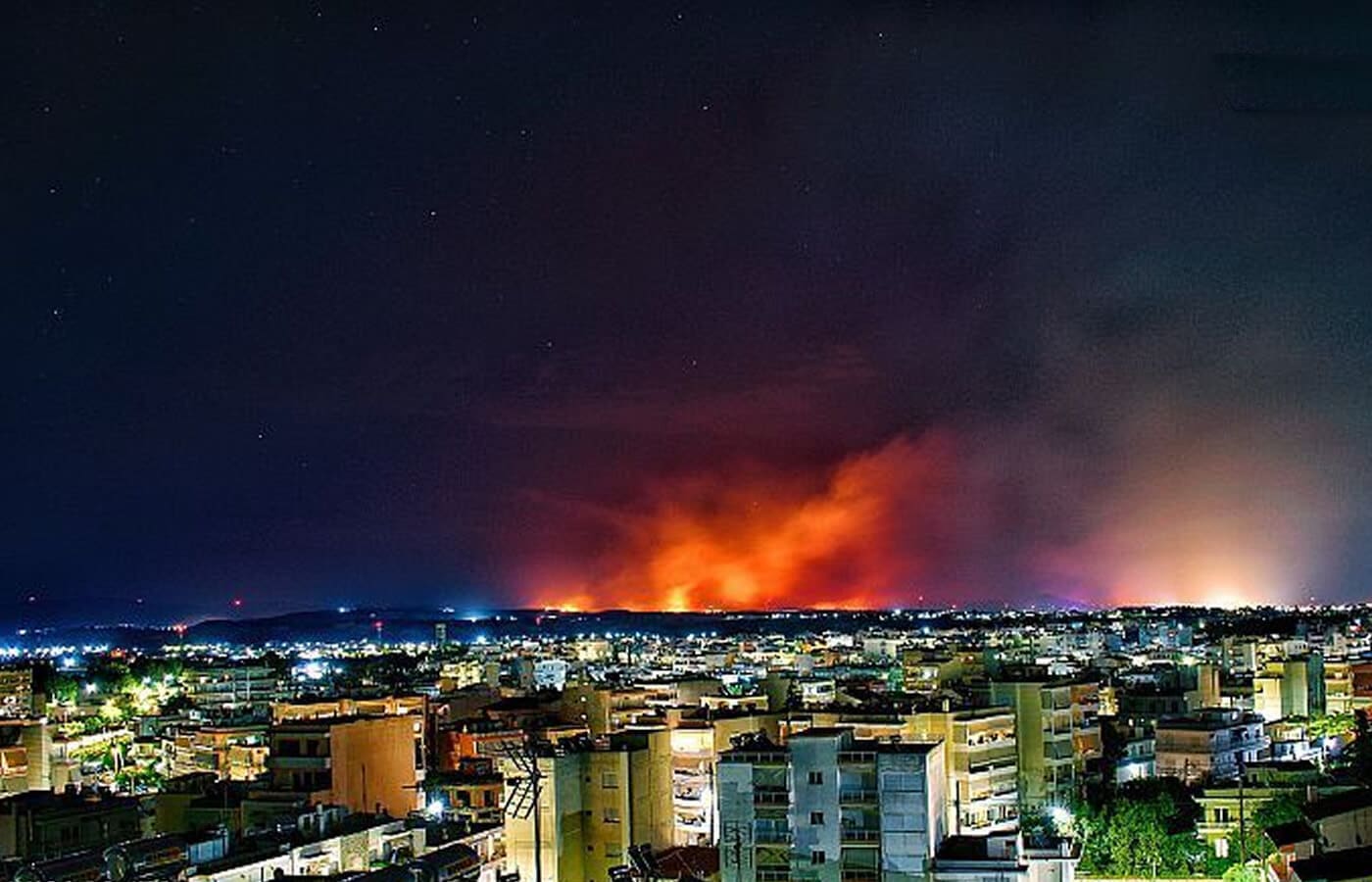 Ανεξέλεγκτη η κατάσταση με τη φωτιά που καίει την Αλεξανδρούπολη από χθες το απόγευμα ενω συγκλονιστικά είναι τα πλάνα που μεταδίδει τοπική ιστοσελίδα μέσω drone