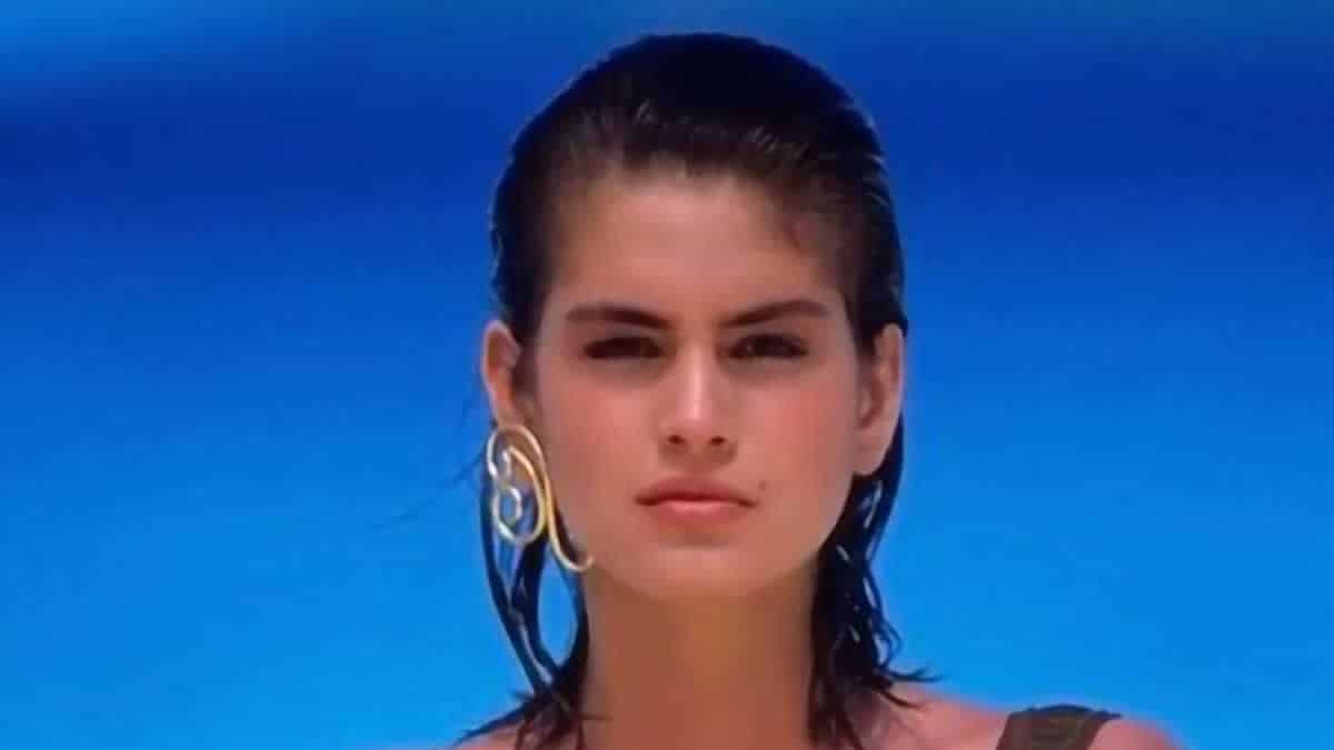 Η Cindy Crawford επιστρέφει δυναμικά στο προσκήνιο φορώντας ξανά το κορυφαίο σορτσάκι που είχε φορέσει το 1992, και αποτελεί