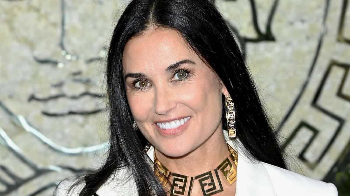 Η γνωστή ηθοποιός Demi Moore φαίνεται ότι απολαμβάνει κάθε στιγμή στο νησί της Μυκόνου και δεν διστάζει να δείξει τη χαρά της