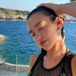 Η Dua Lipa απολαμβάνει τις ελληνικές διακοπές με τον Ρομέν Γαβρά, μοιράζοντας ζωηρές φωτογραφίες και βίντεο, προβάλλοντας την ομορφιά της Ελλάδας στον κόσμο