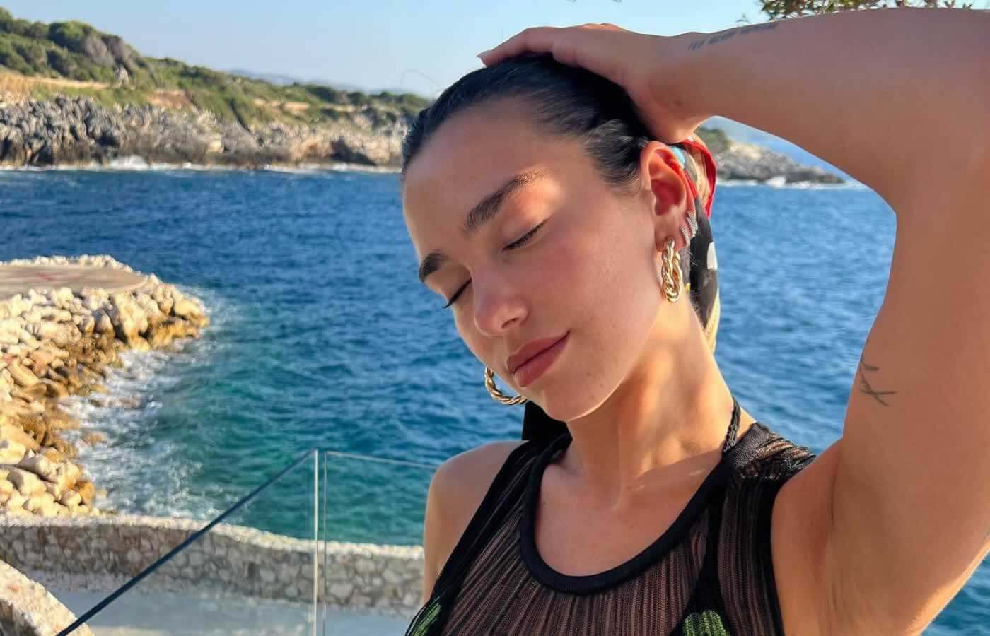 Η Dua Lipa απολαμβάνει τις ελληνικές διακοπές με τον Ρομέν Γαβρά, μοιράζοντας ζωηρές φωτογραφίες και βίντεο, προβάλλοντας την ομορφιά της Ελλάδας στον κόσμο