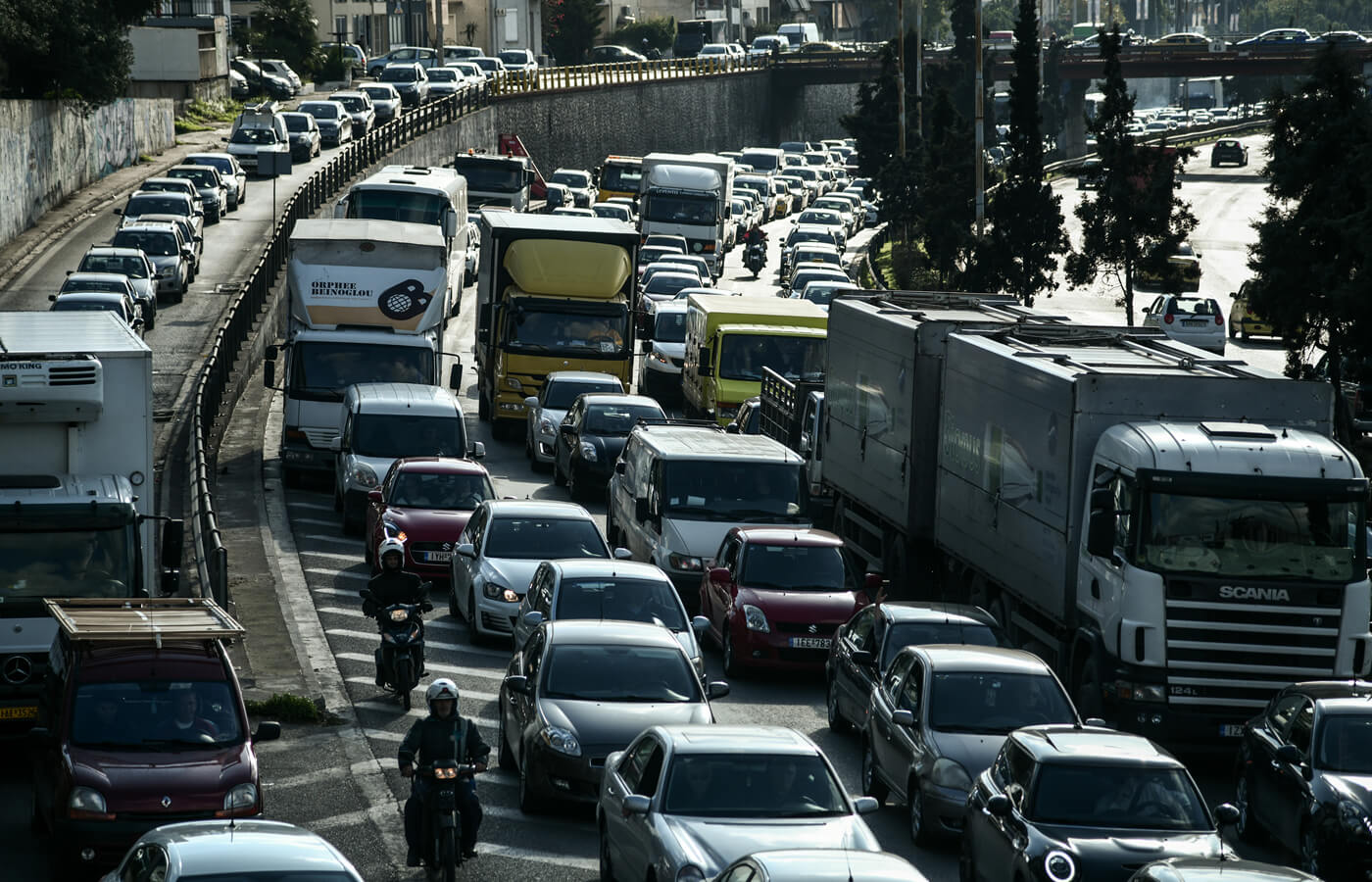 Ταλαιπωρία στον Κηφισό: Ανατροπή φορτηγού dημιούργησε poll;a προβλήματα στην κυκλοφορία