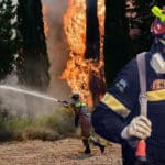 Η φωτιά στην Αλεξανδρούπολη συνεχίζει ακάθεκτη το καταστροφικό της έργο, με τις δυνάμεις της πυροσβεστικής να δίνουν άνιση μάχη με τις φλόγες