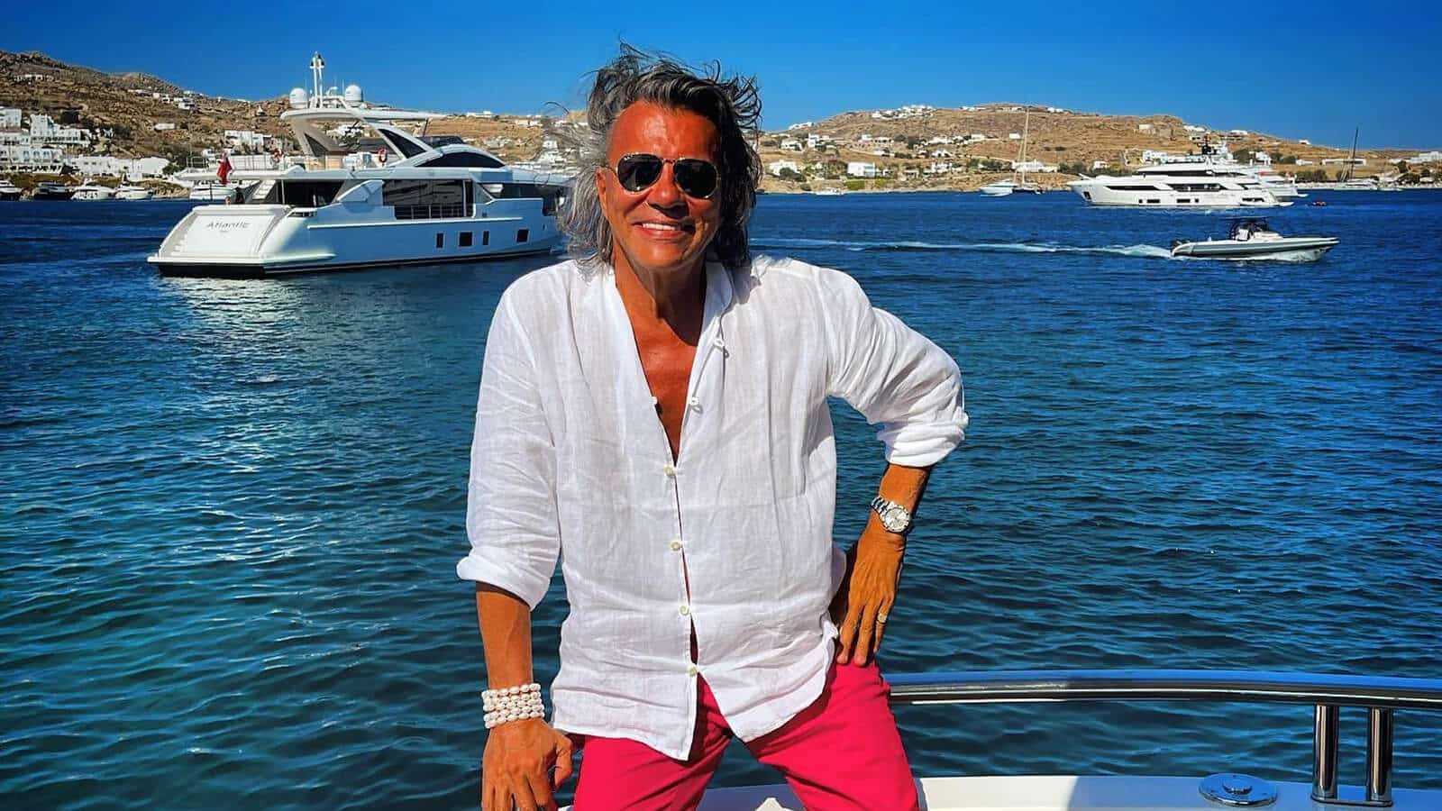 Διακοπές με το πλωτό γηροκομείο κάνει ο Ηλίας Ψινάκης και μοιράζει και viral βίντεο