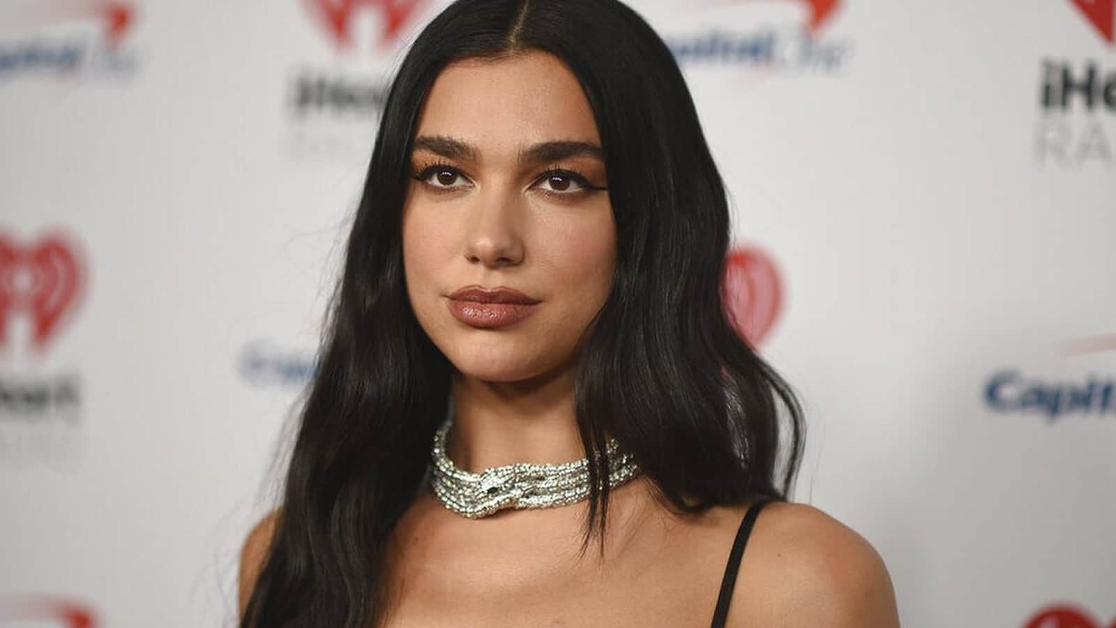 Dua Lipa εμφανίζεται με τολμηρή φωτογραφία κρατώντας ζωντανά χρωματιστή κιθάρα Moschino