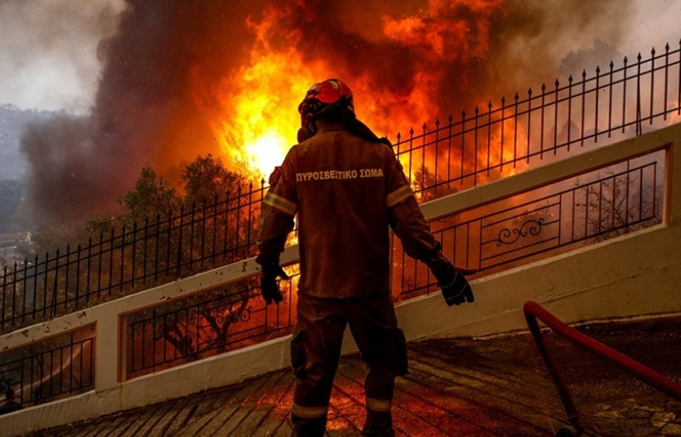 Πυροσβέστης μπροστά απο την φωτιά στην Πάρνηθα