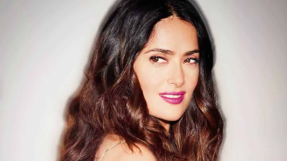 Η Salma Hayek συνεχίζει να μαγνητίζει τους θαυμαστές της με τις αποκαλυπτικές της πόζες με τα μπικίνι μαγιό της. Κάθε φορά που μοιράζεται