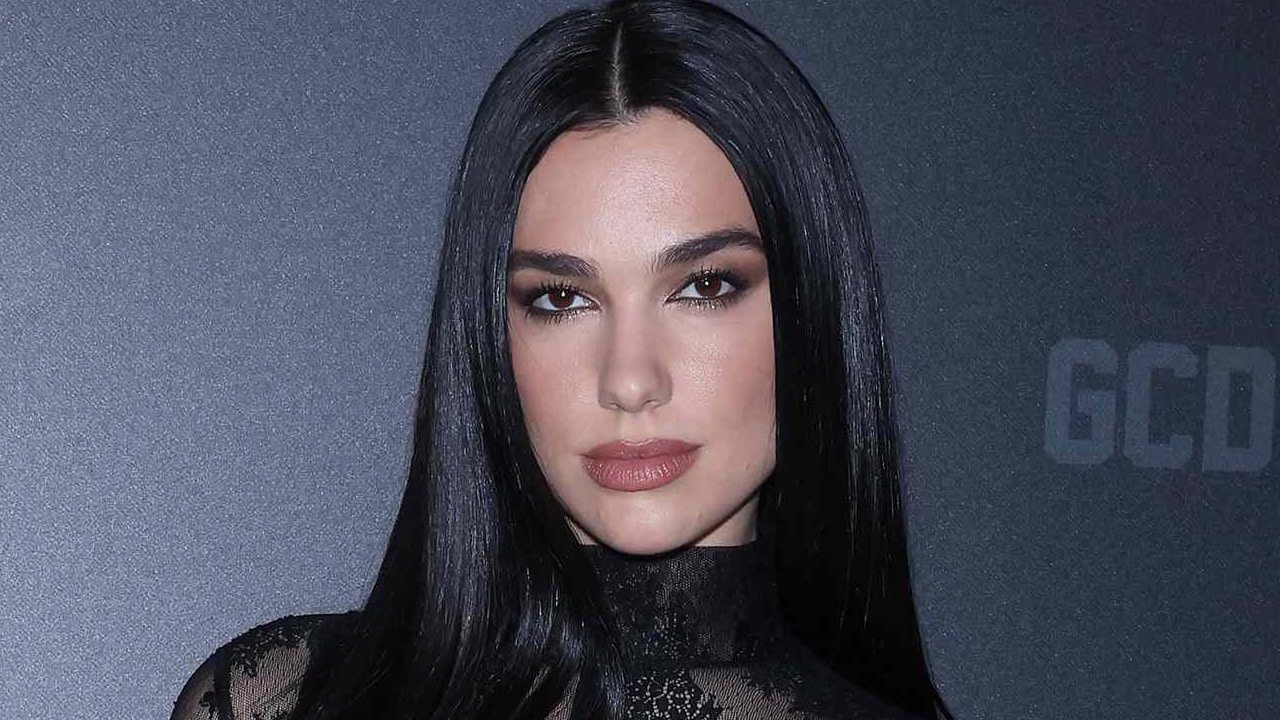 dua lipa ekriktiki emfanisi poy anypsonei tin techni tis modas