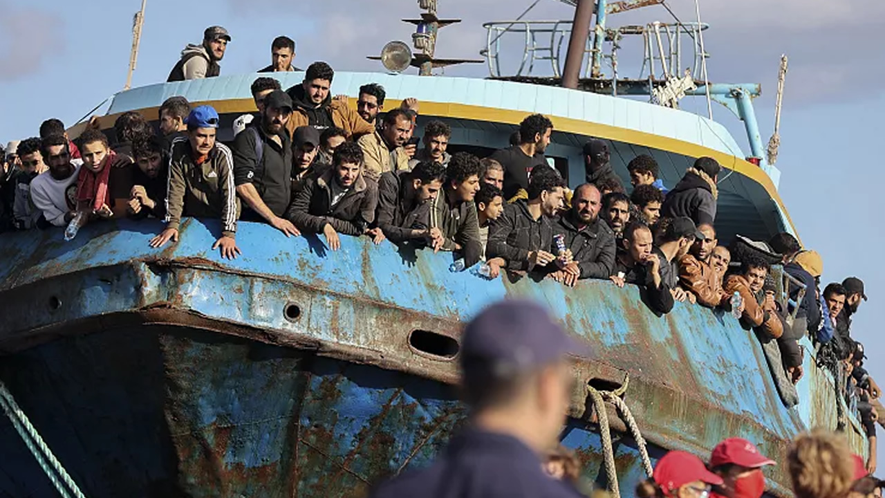 Επιχείρηση διάσωσης: Εντοπίστηκε θαλαμηγός ανοικτά της Πύλου με δεκάδες μετανάστες να πλέει ακυβέρνητη