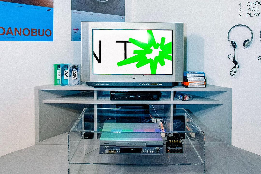 Tan Pen Ton ένα VHS καφέ στο Τόκιο