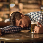 Ανέκδοτο: Είναι ένας μεθυσμένος σε ένα μπαρ και τα πίνει! Υπερφυσικό γέλιο