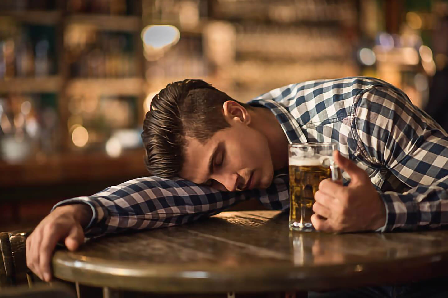 Ανέκδοτο: Είναι ένας μεθυσμένος σε ένα μπαρ και τα πίνει! Υπερφυσικό γέλιο