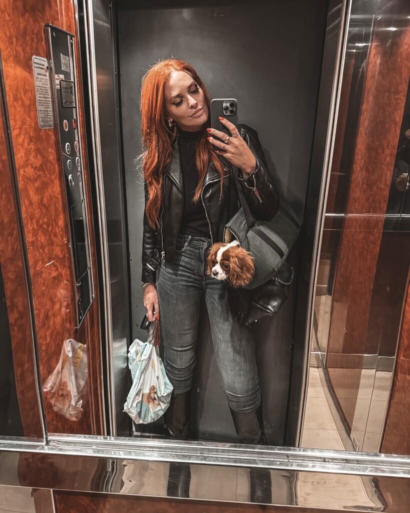 Η Σίσσυ Χρηστίδου ποζάρει μαζί με την Ginger στο ασανσέρ