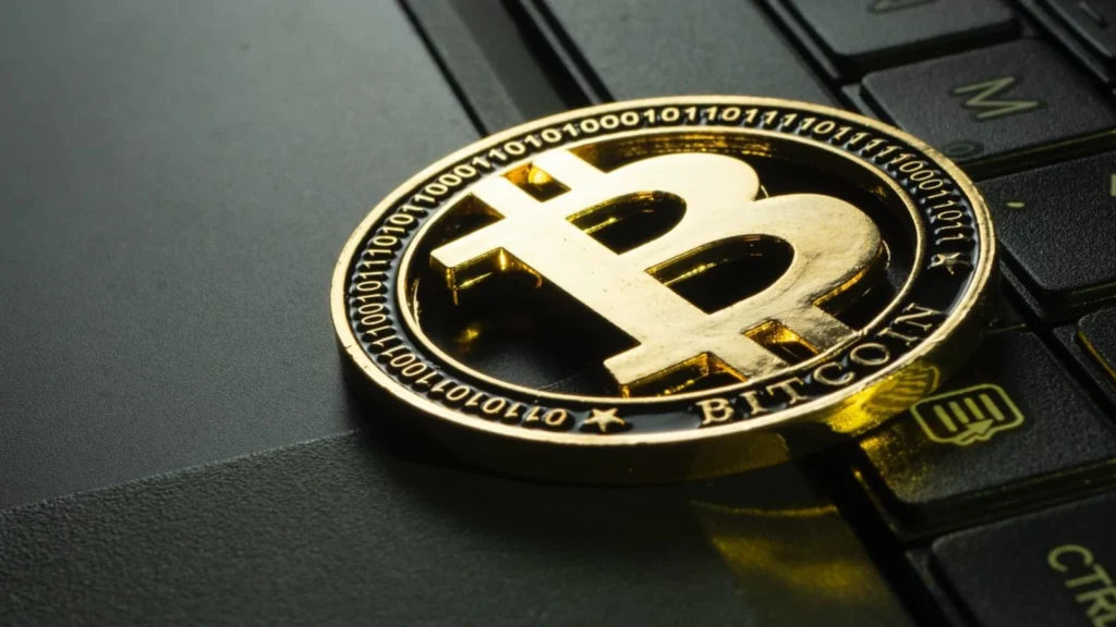 Το Bitcoin αγγίζει τα 70.000 δολάρια