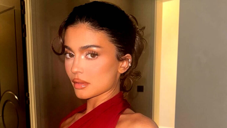 Η Kylie Jenner βάζει "φωτιά" με κόκκινο φόρεμα σε νέα τολμηρή εμφάνιση στην παρουσίαση νέου αρώματος 1 Kylie Jenner