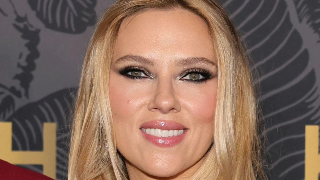 i scarlett johansson ston kanape mono me tis goves tis ayta podia zalizoyn