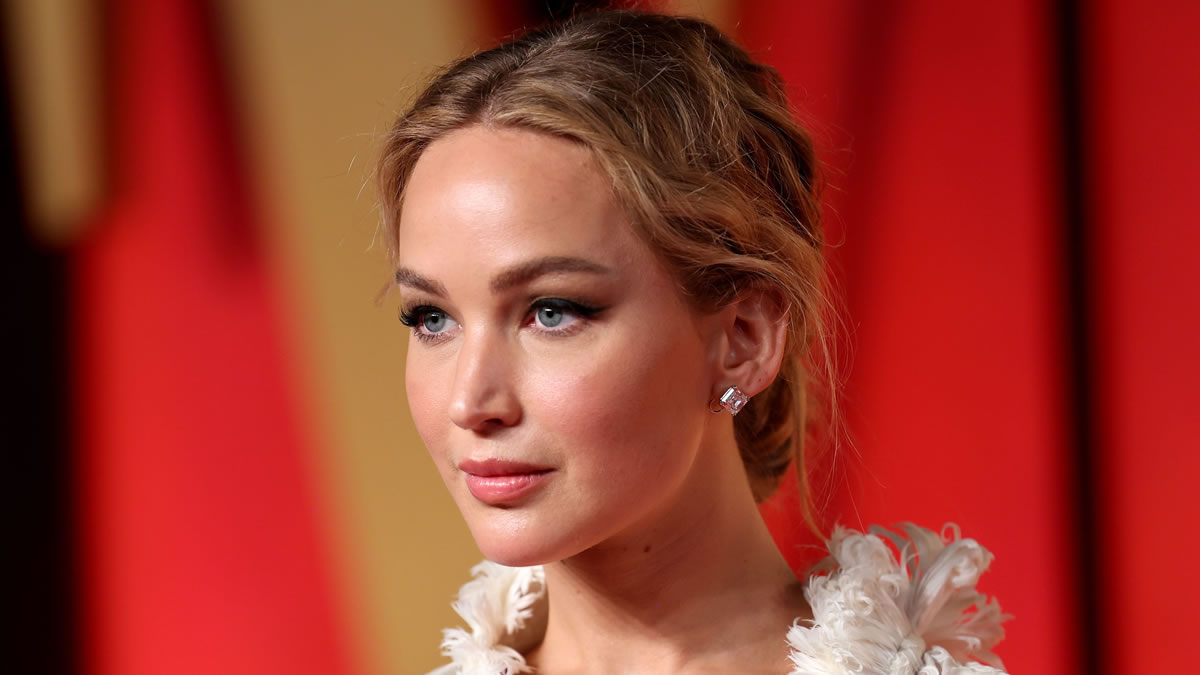jennifer lawrence pos syndyazei anesi kai glam me monadiko styl