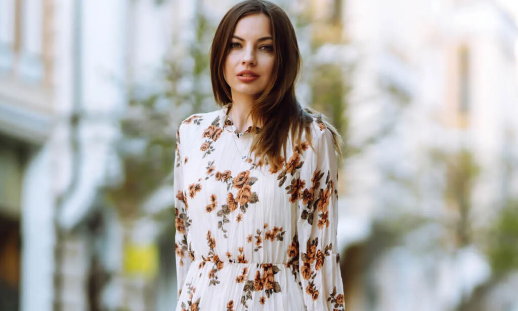 Μην φοράτε ΠΟΤΕ αυτά τα χρώματα παπουτσιών με λευκό φλοράλ φόρεμα! 1 Λευκό φλοράλ φόρεμα