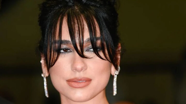 salos me tin emfanisi tis dua lipa forese to sithroy kai ta edeixe ola sti fora