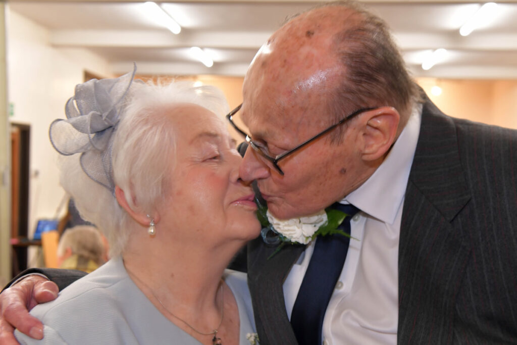 Ο Κύριος Γιώργος είναι 95 ετών και μένει στο γηροκομείο. Κάθε βράδυ μετά το δείπνο πηγαίνει και κάθεται στην αγαπημένη