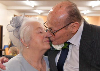 Ο Κύριος Γιώργος είναι 95 ετών και μένει στο γηροκομείο. Κάθε βράδυ μετά το δείπνο πηγαίνει και κάθεται στην αγαπημένη