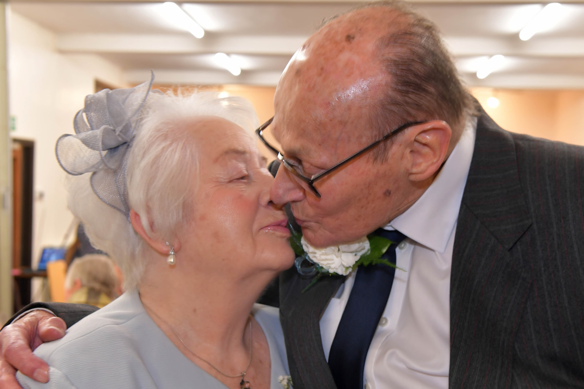 Ο Κύριος Γιώργος είναι 95 ετών και μένει στο γηροκομείο. Κάθε βράδυ μετά το δείπνο πηγαίνει και κάθεται στην αγαπημένη