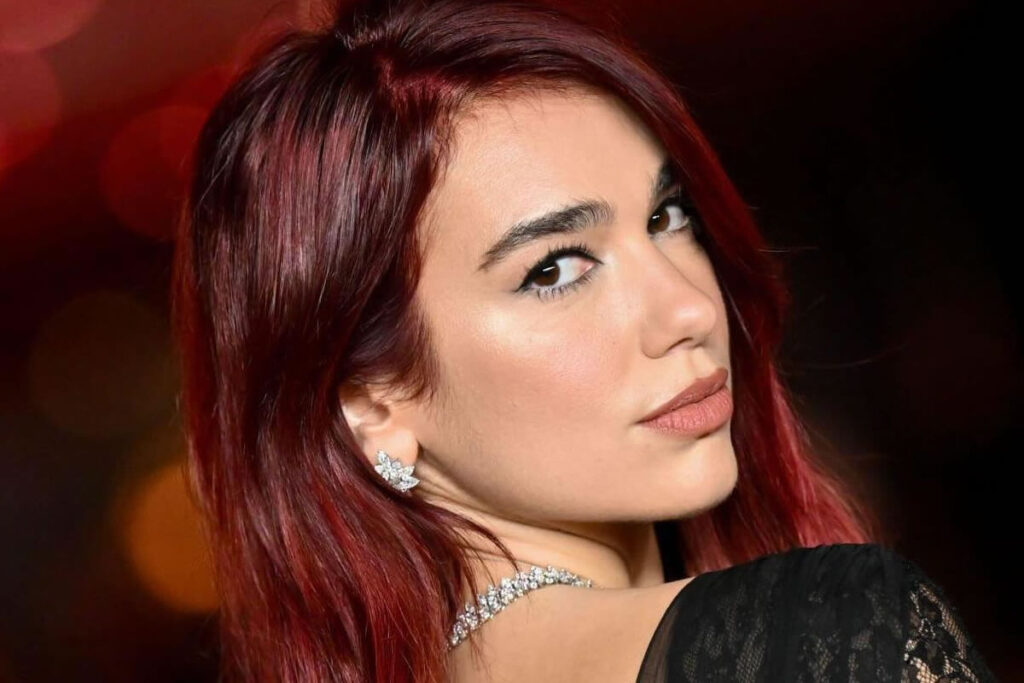 Χαζεύει κόσμο η Dua Lipa! Σηκώνει τα πόδια ψηλά και χάνουμε το φως μαζί της 1 Dua Lipa