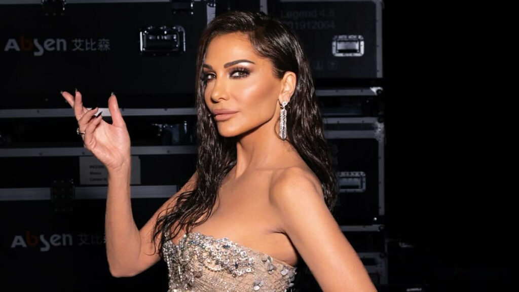 Δέσποινα Βανδή: Με σκισμένο φόρεμα και χωρίς σουτιέν σε εκδήλωση! 1 Δέσποινα Βανδή