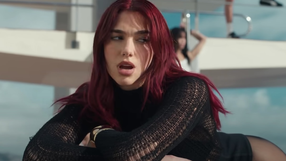 dua lipa apoplanitiki kai dynamiki sto neo tis moysiko video