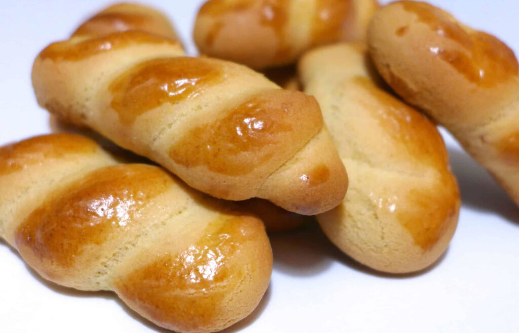 Φτιάξτε τα δικά σας νόστιμα και αφράτα Πασχαλινά κουλουράκια της γιαγιάς! 1 Τα πασχαλινά κουλουράκια της γιαγιάς είναι μια κλασική συνταγή που φέρνει μνήμες από παιδικές χαρές και γιορτινή ατμόσφαιρα.