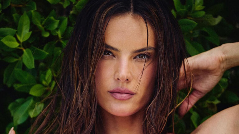 Η Αλεσάντρα Αμπρόσιο ποζάρει δίπλα στην πισίνα και ρίχνει το «Instagram» 1 i alesantra amprosio pozarei dipla stin pisina kai richnei to instagram