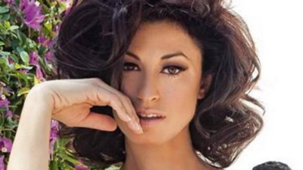 Η Δωροθέα Μερκούρη ποζάρει ξυπόλητη και σαγηνεύει με total black look 1 Δωροθέα Μερκούρη