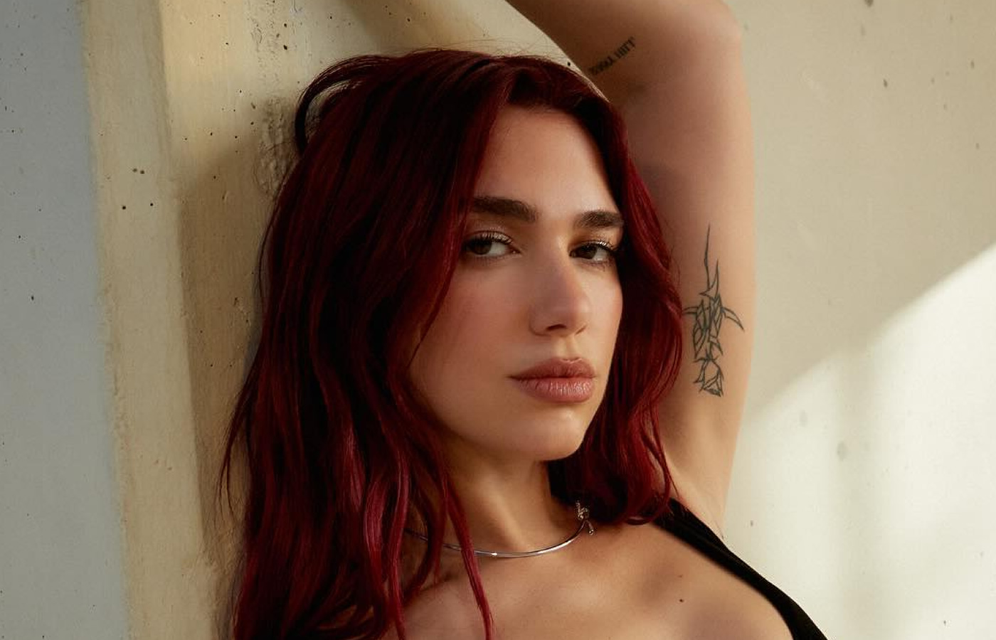 Η Dua Lipa ξέρει πώς να κρατάει το ενδιαφέρον του κοινού της. Η δημοφιλής τραγουδίστρια, που πρόσφατα κυκλοφόρησε