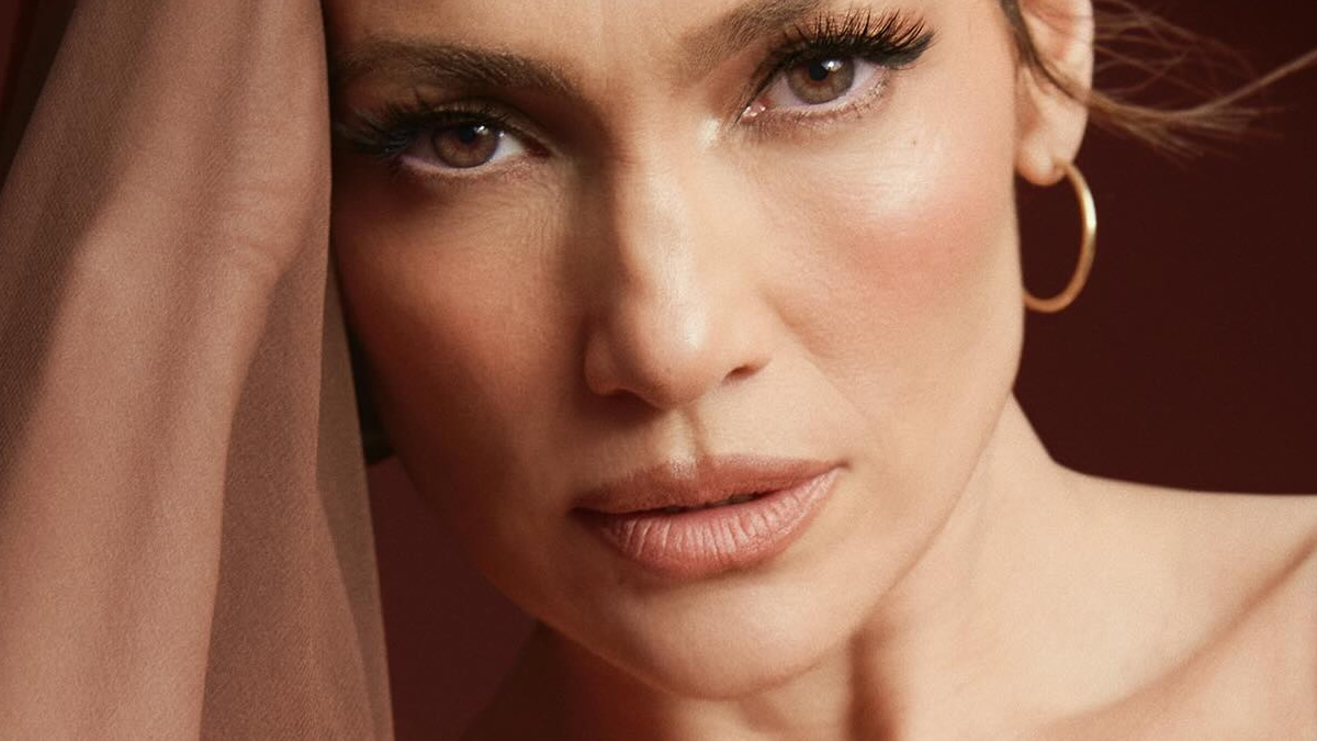 Η Jennifer Lopez έδειξε ξανά τις καμπύλες της, στις τελευταίες φωτογραφίσεις της για το ιταλικό κατάστημα εσωρούχων τη Δευτέρα,