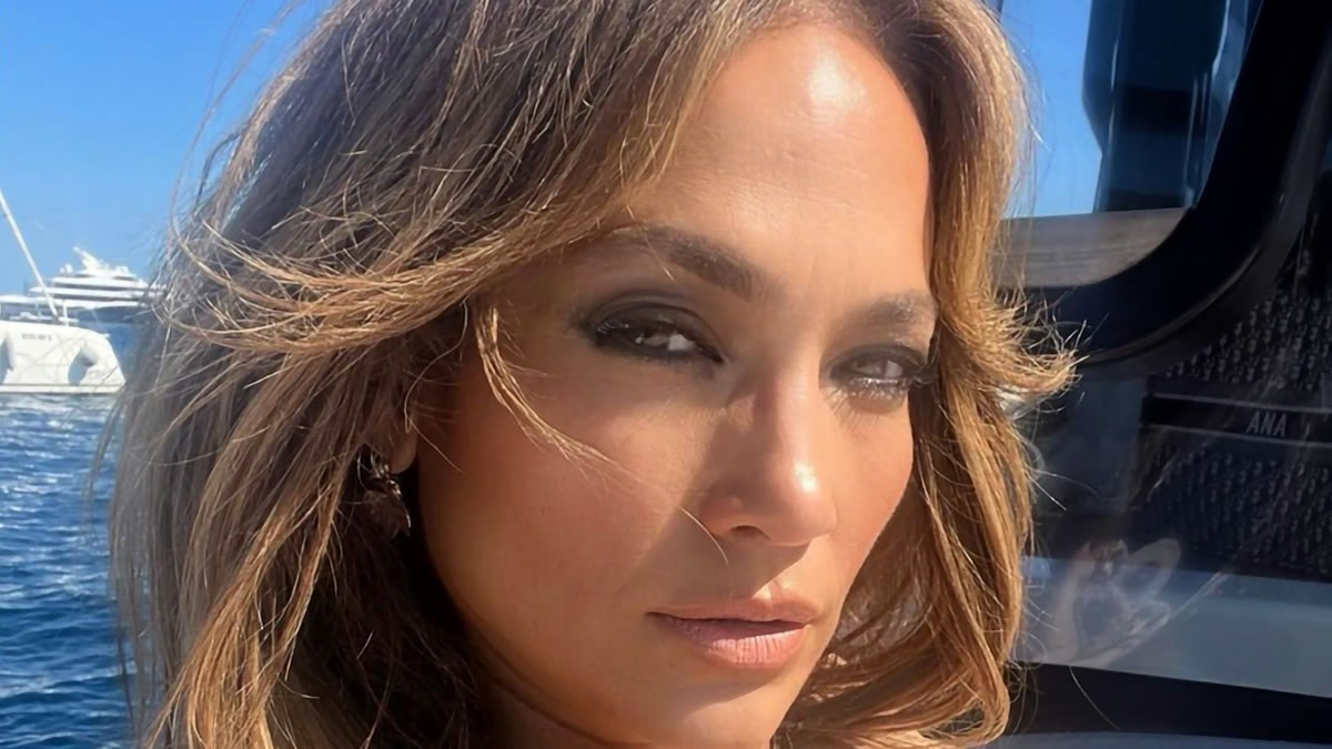 i jennifer lopez pozarei me sexi esoroycha kai dichazei to diadiktyo