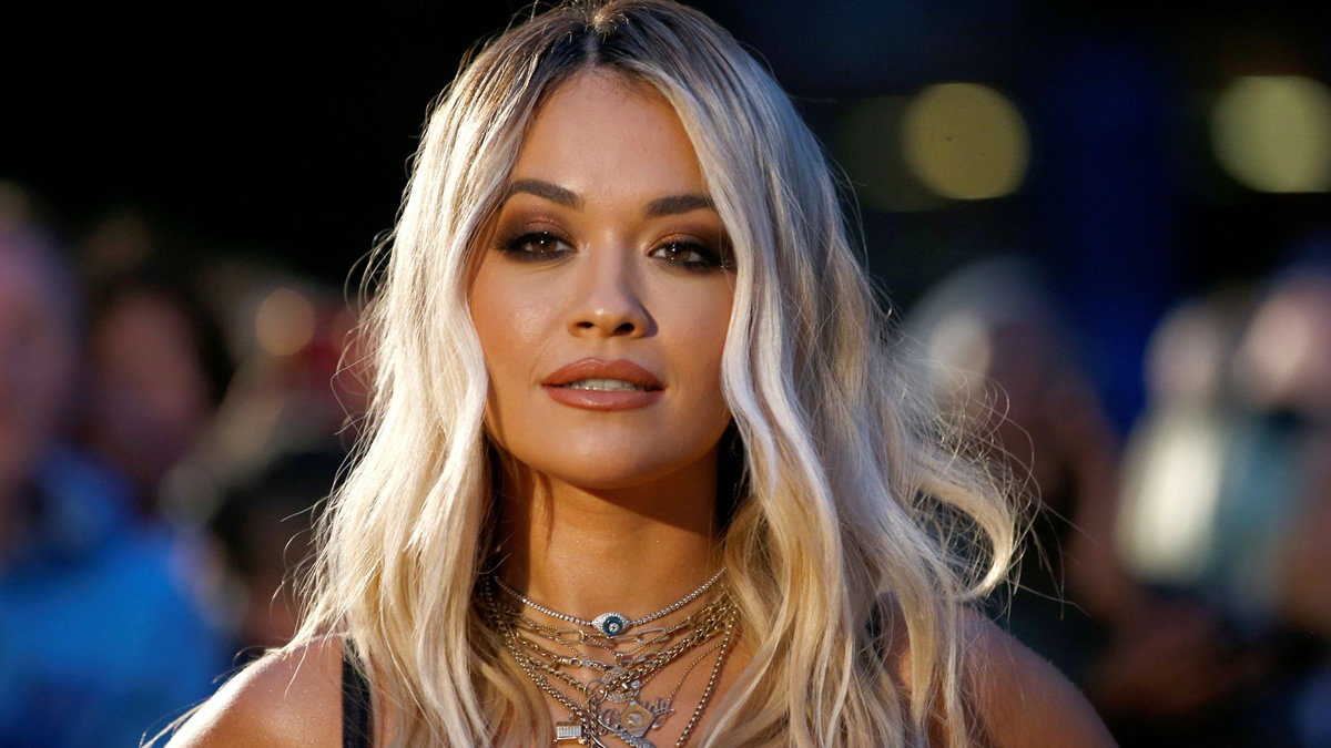 i rita ora mageyei me aspromayres fotografies kai entyposiaka tatoyaz