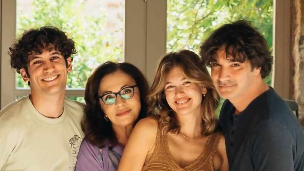 maestro i megali epistrofi se ena mina foto apo ta backstage