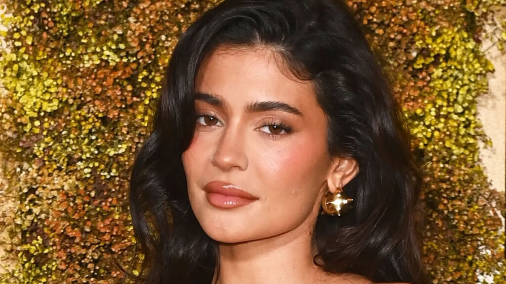 Πώς να πετύχετε το Soft Glam Makeup Look της Kylie Jenner 1 Kylie Jenner