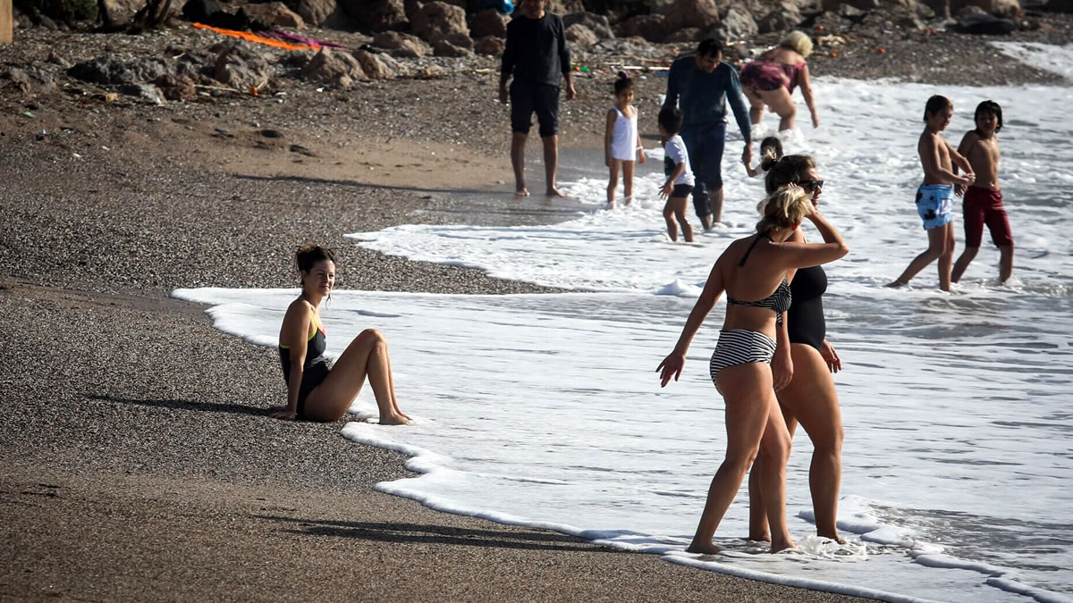 zestos kairos efere tis athinaies kai ta magio stin paralia vinteo fotia