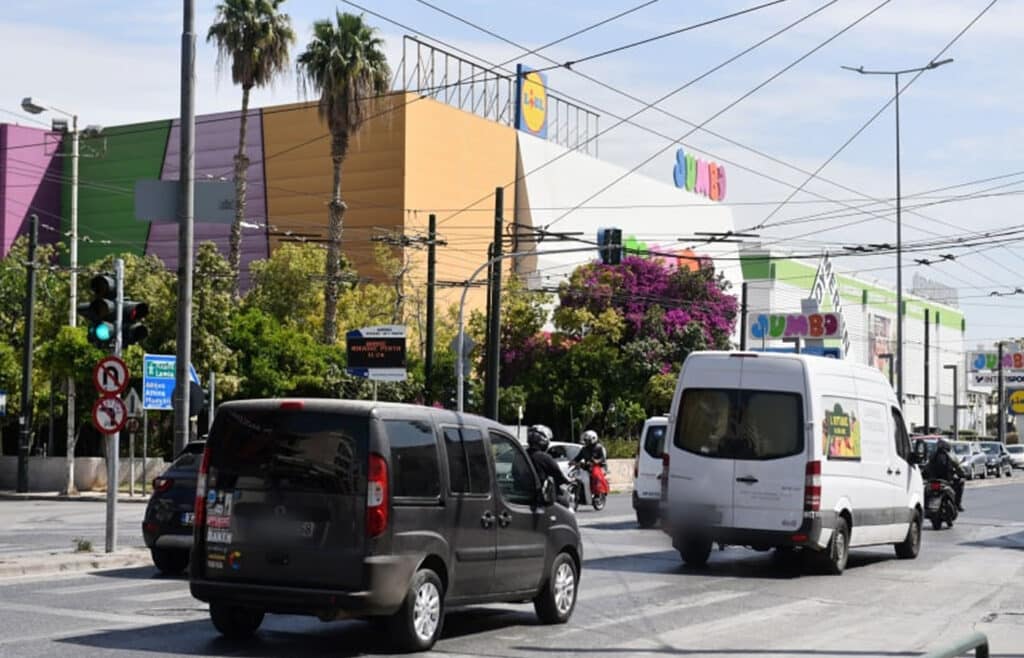 Δραματική μάχη για τη ζωή δίνει 5χρονο αγοράκι μετά από τροχαίο στην οδό Πειραιώς 1 dramatiki machi gia ti zoi dinei 5chrono agoraki meta apo trochaio stin odo peiraios