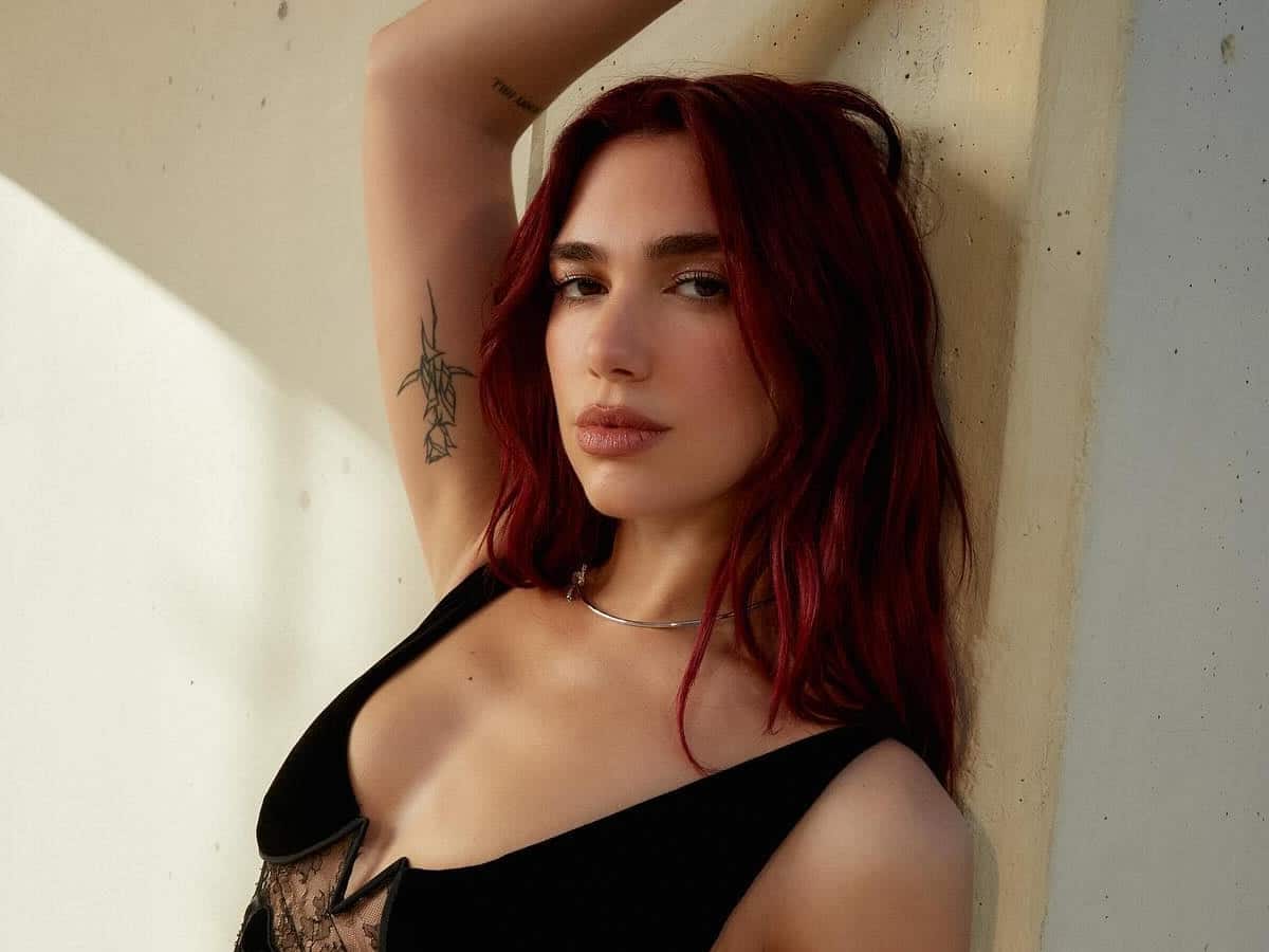 Η Dua Lipa πανηγυρίζει την τεράστια επιτυχία του νέου της άλμπουμ «Radical Optimism», καθώς σκαρφαλώνει στην κορυφή των Βρετανικών τσαρτ!