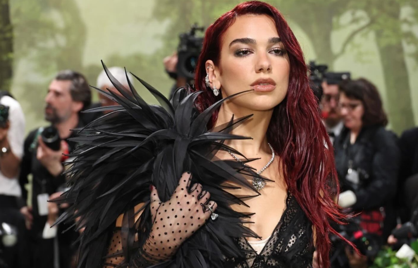 Η Dua Lipa υιοθέτησε σέξι boudoir εμφάνιση με κορσέ και δαντέλα στο Met Gala 2024, σβήνοντας τα όρια μεταξύ boudoir και high fashion.