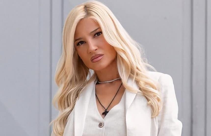 Η Φαίη Σκορδά μαγεύει με chic πουά εμφάνιση! Η παρουσιάστρια εντυπωσιάζει με λευκό μίνι πουά φόρεμα και κίτρινες γόβες.