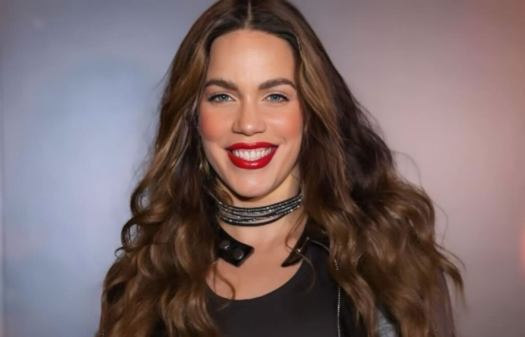 Η Κατερίνα Στικούδη ξαπλωμένη στην ακρογιαλιά ποζάρει μόνο με το δίχτυ της 1 Η Κατερίνα Στικούδη είναι το απόλυτο θηλυκό ,γυναίκα κόλασn και πειpασμός. Σε κάθε της βήμα τρελαίνει τον ανδρικό πληθυσμό