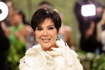Η Kris Jenner αποκαλύπτει ότι έχει όγκο και σοκάρει την οικογένεια Kardashian. Το νέο trailer του "Keeping Up With the Kardashians" γεμάτο συγκινήσεις και δράματα.